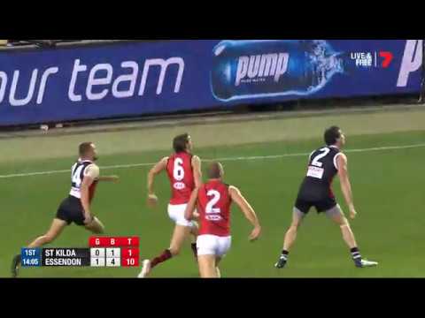 Daniher、元エッセンドンプレイヤーの背中に乗る