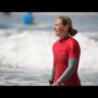Nikki Gore、サーフィンを教える