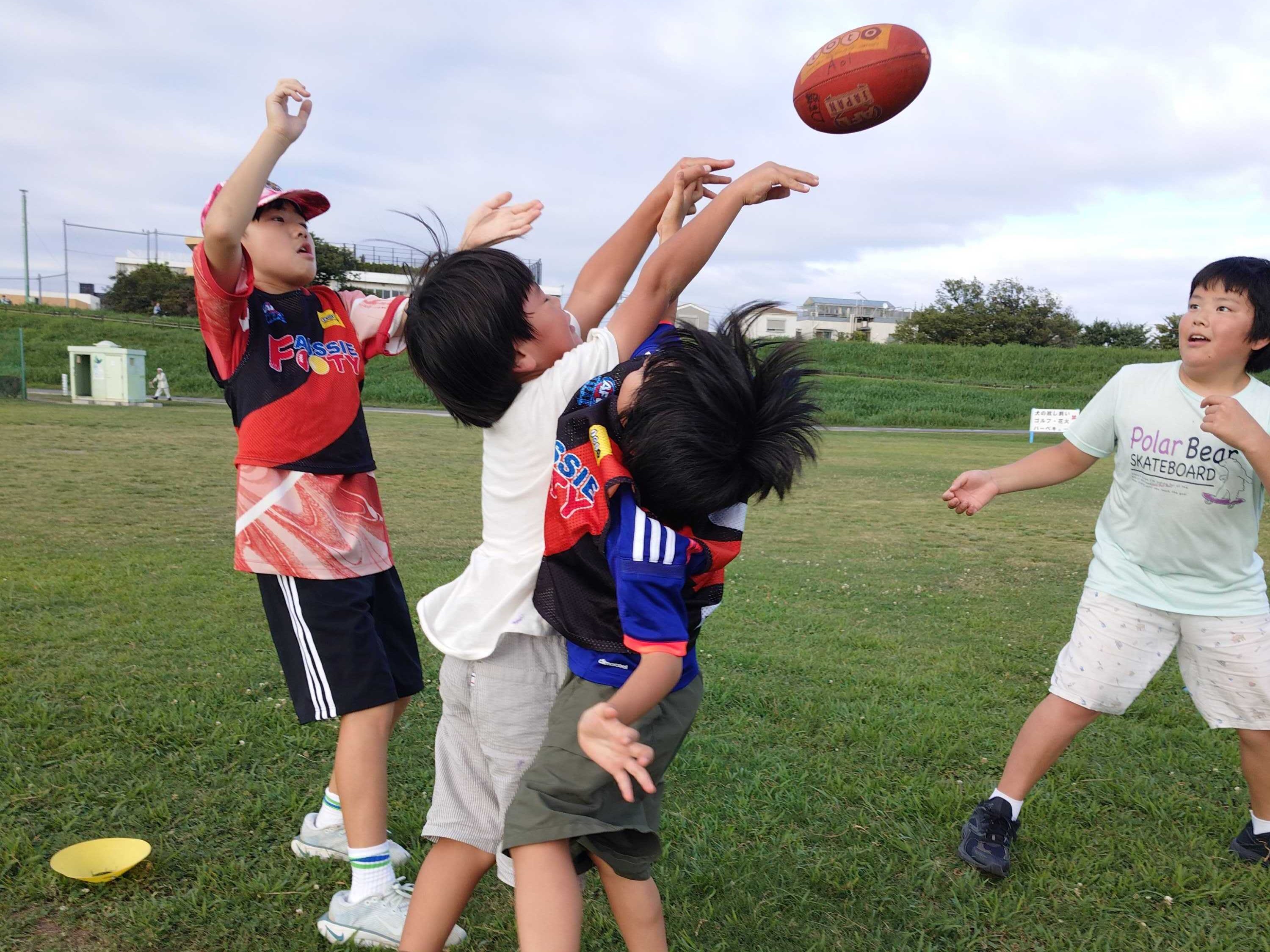 鵜の木KT】チャレンジゲームでバケツをゲット！ - Australian Football